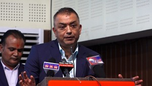 सरकार अहिले बरालिएको छ : गगन थापा