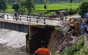 रामेछापको भटौली खोलामा कटानपछि मन्थली–पकरबास सडक अवरुद्ध, सवारी आवागमन रोकियो 