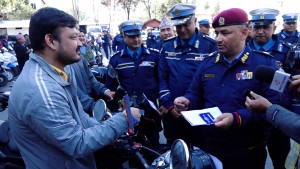 चोरी भएका ५१ ओटा सवारी साधन (मोटरसाइकल र स्कुटर) धनीलाई हस्तान्तरण