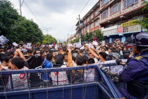 जेन-जी काे प्रदर्शनमा प्रहरी र प्रदर्शनकारीबीच धकेलाधकेल (तस्विरहरू)