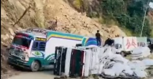 मकवानपुरको बकैयामा मिनि ट्रक दुर्घटना, सडक अवरुद्ध