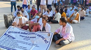 निजी अस्पतालमा कार्यरत स्वास्थ्यकर्मीहरूको विरोध आज पनि कायमै