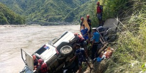 सुनकोशी नदीमा बोलेरो खस्दा १३ जना घाइते