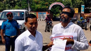 विरोधको अनौठो शैली, आँखामा कालोपट्टी बाँधेर नगर परिक्रमा