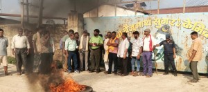 चिनी मिलको गेट अगाडि  किसानहरुको विरोध प्रदर्शन