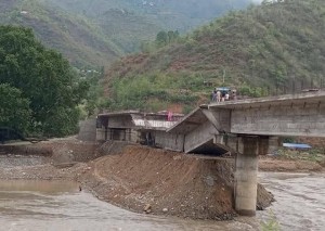 निर्माण पुरा नहुँदै भत्कियो तामाकोशीको पुल 