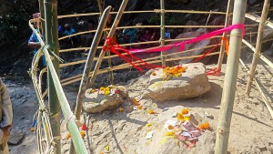 इलाम राजदूवालीमा ‘अद्भूत घट्ना’  ‘शिला’ हेर्नकै लागि मानिसहरू ओइरिए