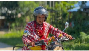 ‘बुलेटे आमा’ सुशीला उप्रेतीले प्रधानमन्त्री सुशीला कार्कीसँग भेटघाट गर्दै