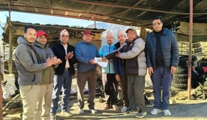 आगलागी पीडित थापालाई उद्योग वाणिज्य संघ बाजुराद्वारा आर्थिक सहयोग