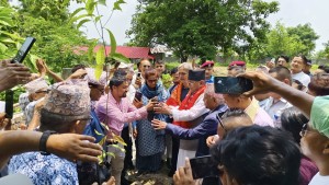 एक लाख विरुवा रोप्ने अभियानमा प्रचण्डको साथ