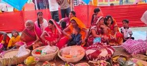 छठ पूजा : अस्ताउँदै गरेका सूर्यलाई अर्घ दिन ब्रतालुहरू जलाशयमा 