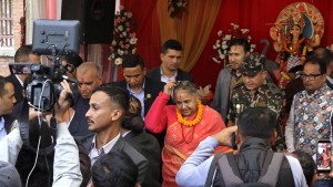 प्रधानमन्त्री कार्कीले गरिन् कमलपोखरीमा छठीमाईको पूजा 