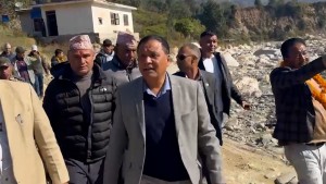 काभ्रेको बाढी प्रभावित क्षेत्रमा पुगेर मन्त्री घिसिङले भने, ‘पुनर्निर्माण चाँडै हुनेछ’