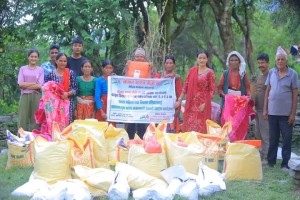 बाजुराको बुढीगङ्गाका गरिब तथा विपन्न घरपरिवारलाई खाद्यान्न वितरण