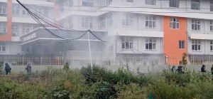 किष्ट अस्पतालमा तनाव, स्थिति नियन्त्रणमा लिन प्रहरीद्वारा अश्रु ग्यास प्रहार