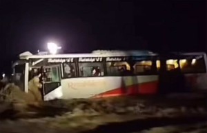 विनयी खोलामा बाढी, डाइभर्सन बगाउँदा बस अलपत्र — यात्रु सकुशल उद्धार