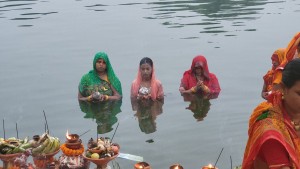 उदाउँदो सूर्यलाई अघ्र्य दिएसँगै छठ पर्व सम्पन्न