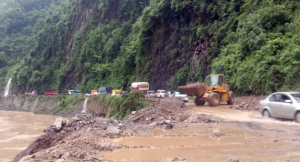 पहिरोले अवरुद्ध भएको काठमाडौं–मुग्लिन सडक खुल्यो 