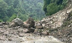 मकवानपुरको भिमफेदी ९ लामिडाँडामा पहिरोका कारण सडक अवरुद्ध 