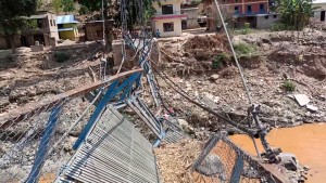 सुनकोशीको बाढीले क्षति पुर्‍याएको झोलुङ्गे पुल आउने वर्षा अगाडि नै बन्ने 