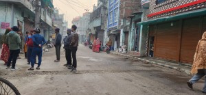 भूकम्पको धक्कापछि बलिया बाङ्गा घरबाहिर 