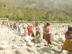 माझी समुदायको सक्रियता : नदीबाट बस्ती जोगाउन गाउँ नै उठेर श्रमदान 