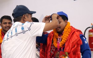भारतमा कांस्य पदक जितेर स्वदेश फर्किए कुस्ती खेलाडी सुरेश चुनारा
