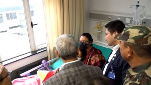 राजवादीको आन्दोलनमा घाइते भएकी रेविका खत्रीको स्वास्थ्य अवस्थाबारे जानकारी लिए गृहमन्त्रीले 