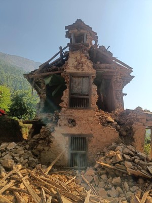 प्रधानमन्त्रीलाई जनार्दनको प्रश्न, 'भूकम्पको पुर्ननिर्माण कहिले गर्नुहुन्छ ?' 