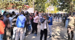 हलभित्र कार्यक्रम, बाहिर महेश बस्नेतविरुद्ध नाराबाजी 