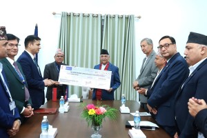 राष्ट्रिय वाणिज्य बैँकले दियाे प्रधानमन्त्री दैवी प्रकोप उद्धार कोषलाई करोड रूपैयाँ