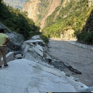 राहुघाटको अवरोधले रोकियो बेनी–जोमसोम सडक खुलाउने काम