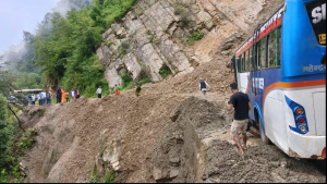बाढी–पहिरोले मुख्य राजमार्गहरू प्रभावित