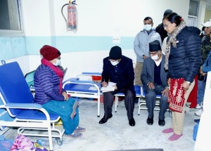 मोहन वैद्यको स्वास्थ्य अवस्था बुझ्न त्रिवि शिक्षण अस्पताल पुगे प्रचण्ड 