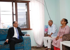 प्रचण्डले लिए मोहन बैद्य ‘किरण’ को स्वास्थ्य अवस्थाबारे जानकारी