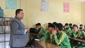 काठमाडौं–६ का सांसद शिशिर खनाल कक्षाकोठामा 