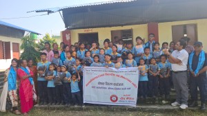 दीप नेपालले बाँढ्यो ठोरीका स्कुले बालबालिकालाई न्यानो पोसाक 