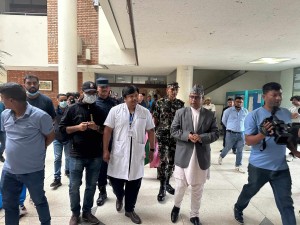 मृतकका आफन्त भेट्न पर्यटनमन्त्री पाण्डे अस्पतालमा