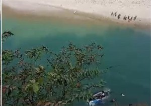 काठमाडौंबाट ओखलढुंगा जाँदै गरेको बस तामाकोशीमा खस्यो