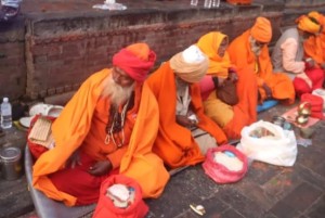 पशुपतिमा आएका नागा बाबासहित साधुसन्तलाई बिदाइ गरिँदै