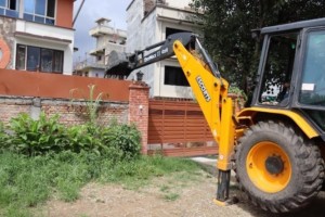 अख्तियारकी आयुक्त सुमित्रा अमात्यको घरमा चल्यो ललितपुर महानगरको डोजर