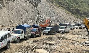 बिपी राजमार्ग ठाउँ ठाउँमा अवरुद्ध, खुलाउने प्रयास जारी 