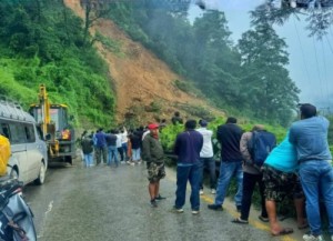 नागढुङ्गा नजिक पहिरो खस्नेक्रम जारी, सडक अझै अवरुद्ध