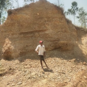 महोत्तरीको भंगाहा नगरपालिकामा प्रशासन कै मिलोमतोमा वन र नदी क्षेत्रमा तस्करी