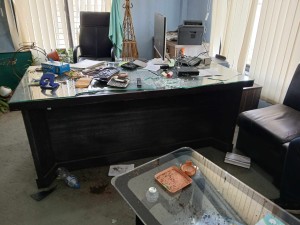 प्रधानमन्त्रीकाे बारेमा गलत डिस्प्ले देखाएकाे भन्दै भरतपुर बिधुतका हाकिममाथि आक्रामण