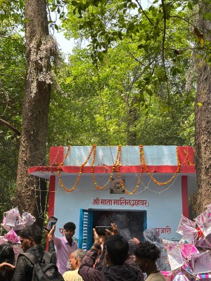 ऐतिहासिक सलहेश फूलवारीमा प्रेमको प्रतीक फूल हेर्न नेपाल–भारतका भक्तजनको भीड (फोटो फिचर )