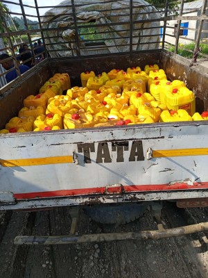अखाद्य तेल र इन्धन बाेकेकाे मिनि ट्रकसहित चालक पक्राउ