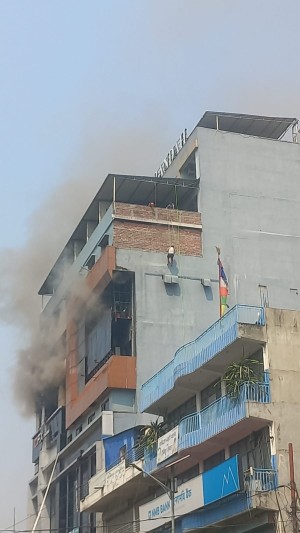 इटहरीको व्यापारिक भवनमा दन्किएको आगो ६ घण्टापछि नियन्त्रणमा 