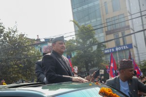 पूर्वराजा ज्ञानेन्द्र काठमाडौं आइपुग्दा समर्थकहरुको भीड