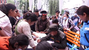 आफन्तको खोजीमा अस्पताल धाउँदै बाढी प्रभावित, ‘सास नभए लास भेट्टाउने आश’